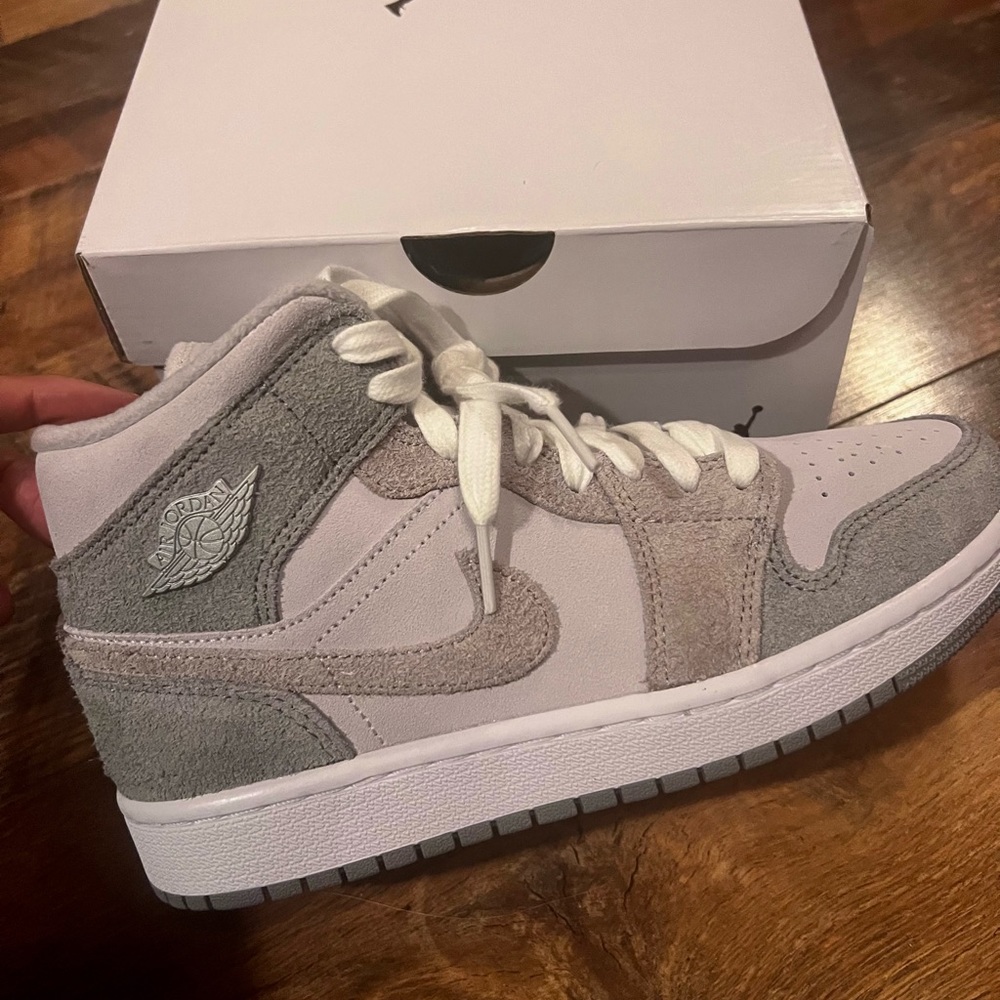 Jordan 1 Mid SE
Particle Grey (Women's) size 7